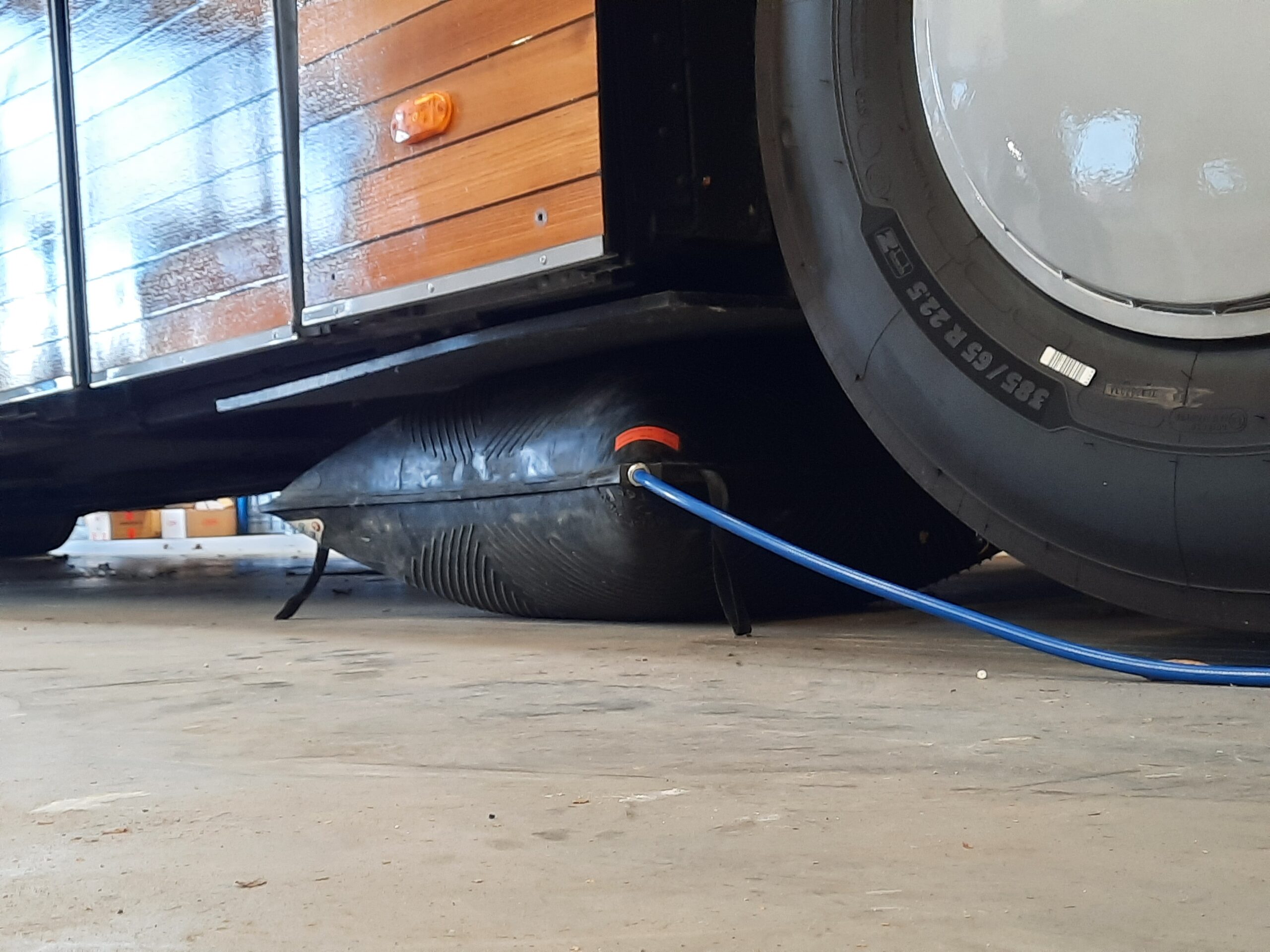 Aerofilm CLT hefkussen Pronal onder bus